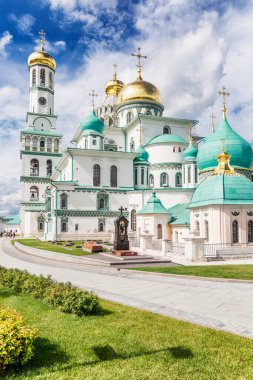 Güneşli bir yaz gününde parlak mavi gökyüzünün arka planına karşı Yeni Kudüs Tapınağı. Dikey.
