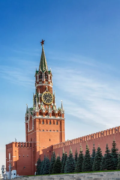 Kremlin Spasskaya Tower Red Square Backdrop Bright Blue Sky Sunny — Stock Photo, Image