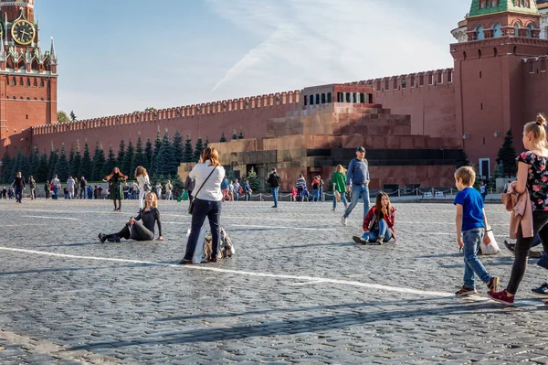 Menschen Werden Vor Dem Hintergrund Des Kreml Auf Dem Roten — Stockfoto