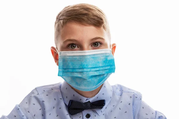 Ein Junge Schulalter Blauem Hemd Mit Fliege Und Medizinischer Maske — Stockfoto