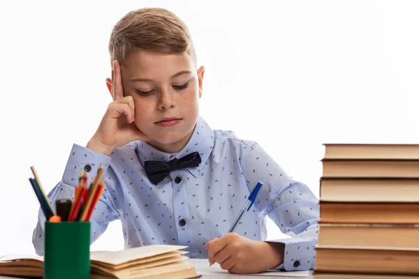Gömlekli Bir Okul Çocuğu Kitaplarla Dolu Bir Masada Oturuyor Ödev — Stok fotoğraf