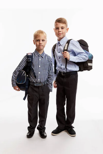 Twee Schooljongens Uniform Met Rugzakken Staan Zij Aan Zij Terug — Stockfoto