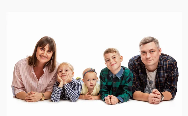 Una Familia Feliz Con Tres Hijos Yace Sobre Fondo Blanco —  Fotos de Stock