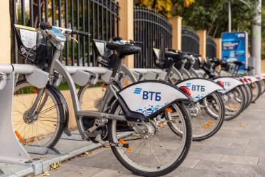 Şehirdeki otoparkta bisiklet vtb 'si kiralıyor. Moskova, Rusya, 09 / 30 / 2020.