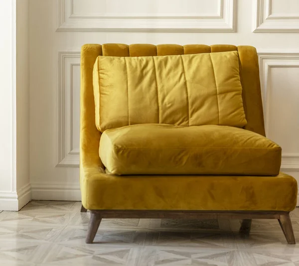 Желтое Уютное Кресло Белом Интерьере Крупный План — стоковое фото