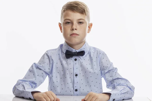 Een Serieuze Schooljongen Een Blauw Shirt Met Een Strikje Zit — Stockfoto