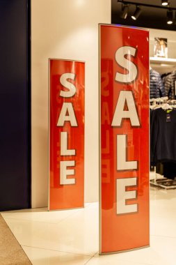 İndirim sezonunda AVM 'de kurul satışı. Dikey.