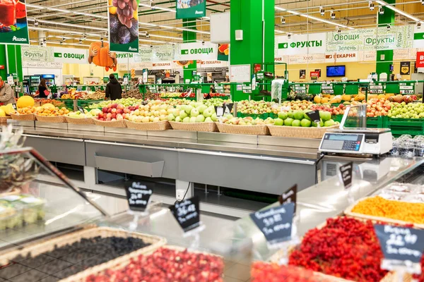 Plantaardige Afdeling Een Hypermarkt Met Een Grote Selectie Moskou Rusland — Stockfoto