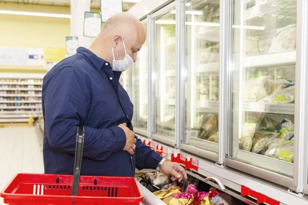 Homem Mascarado Num Supermercado Escolhe Comida Congelada Pandcmia Coronavírus — Fotografia de Stock