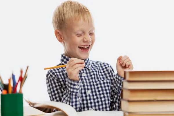 Colegial Risueño Sienta Una Mesa Con Libros Texto Hace Los —  Fotos de Stock