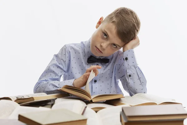 Een Verdrietige Vermoeide Schooljongen Een Blauw Shirt Met Een Strikje — Stockfoto