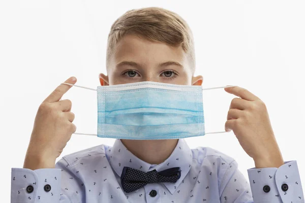 Schuljunge Blauem Hemd Mit Fliege Und Medizinischer Maske Den Händen — Stockfoto