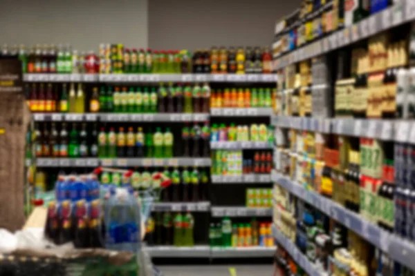 Süpermarketteki raflarda çeşitli içecekler var. Bulanık.