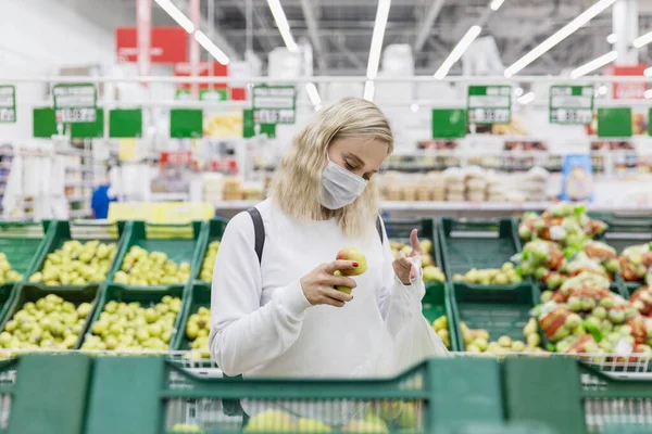 Mulher Jovem Uma Máscara Médica Escolhe Maçãs Supermercado Alimentação Saudável — Fotografia de Stock
