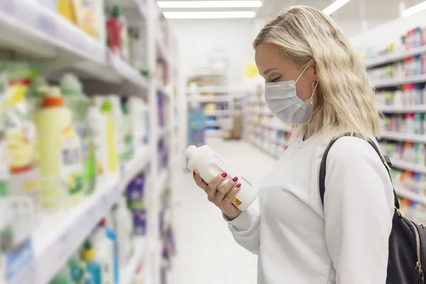 Молодая Женщина Медицинской Маске Выбирает Чистящие Средства Дома Супермаркете Пандемия — стоковое фото