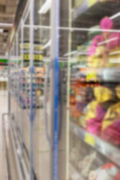 Glazen Vitrine Met Diepvries Eten Een Supermarkt Wazig Verticaal — Stockfoto