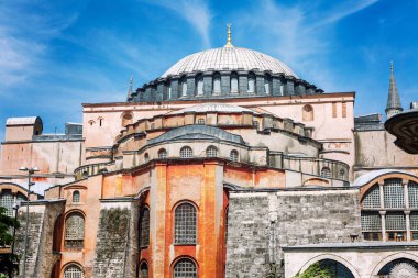 Güzel Ayasofya Katedrali güneşli bir günde parlak mavi bir gökyüzünün arka planına karşı. Yakın plan..
