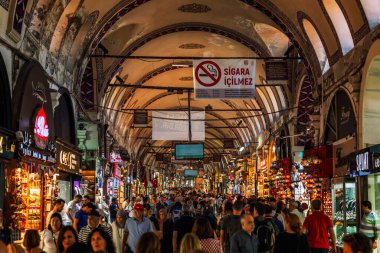 Kapalı Çarşı. İçeride bir sürü insan var. İstanbul, Türkiye, 23 / 05 / 2019.