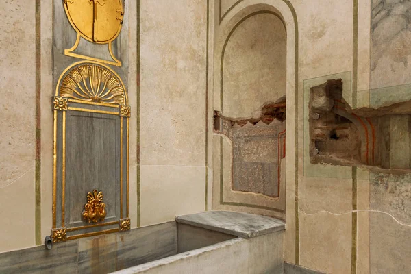 Osmanlı sarayının tuvaletinde altın süslemeler var. Yakın plan. İstambul, Türkiye, 05 / 23 / 2019.