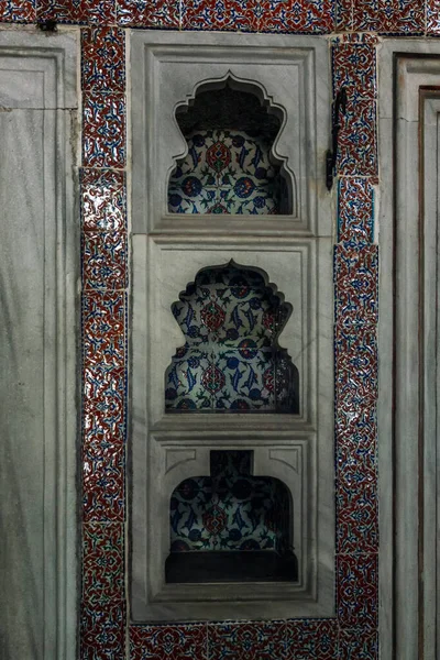 오스만 궁전의 벽에는 동양식의 장식이 벽감이 클로즈업 수직적 — 스톡 사진