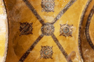 İstanbul 'daki eski Ayasofya tapınağının tavanında bir süs. Yakın plan..