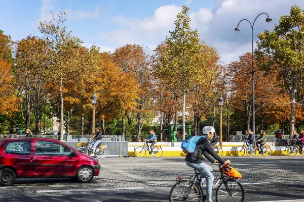 人们在城市街道上明亮的秋天树木的背景下散步和骑自行车 2019年10月13日 法国巴黎 — 图库照片