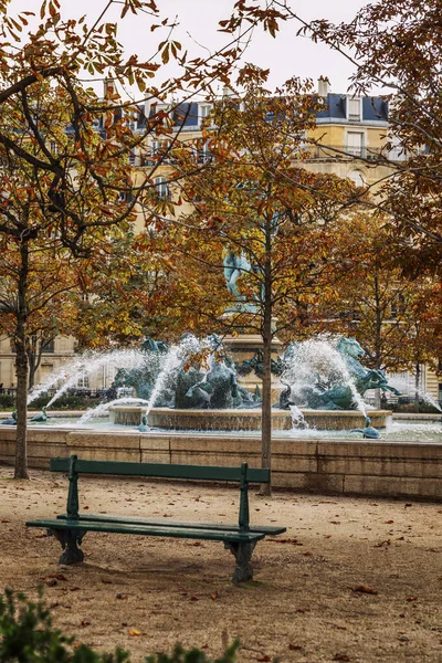 パリの明るい秋の公園にあるベンチと噴水 美しい風景 — ストック写真
