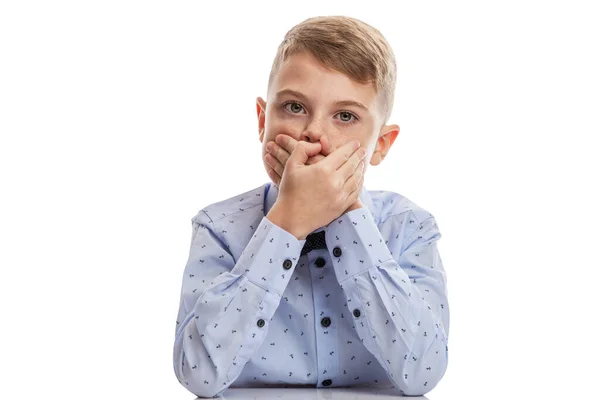 Colegial Con Una Camisa Azul Cubrió Boca Con Las Manos — Foto de Stock