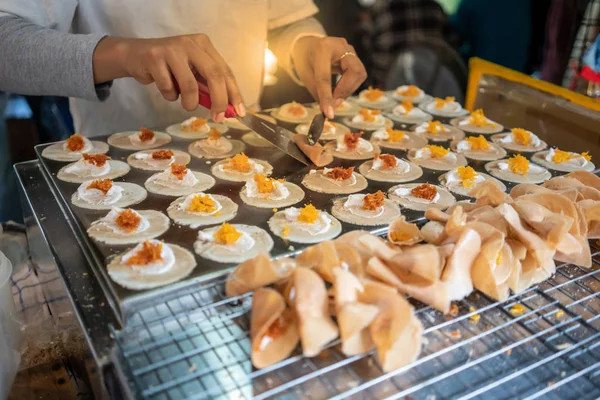 타이어 스낵과 디저트입니다 크레페 코코넛 크림으로 — 스톡 사진