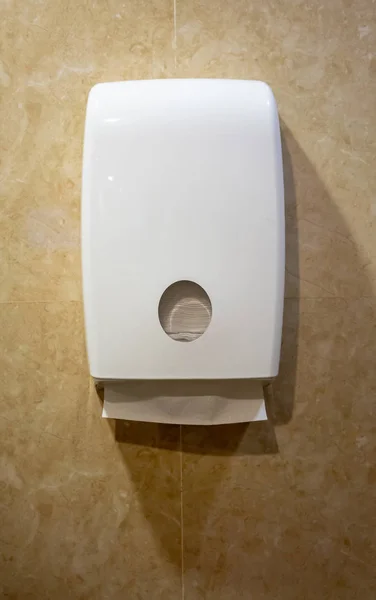 トイレのティッシュ ボックスを閉じます 公共の場所の概念で衛生 — ストック写真