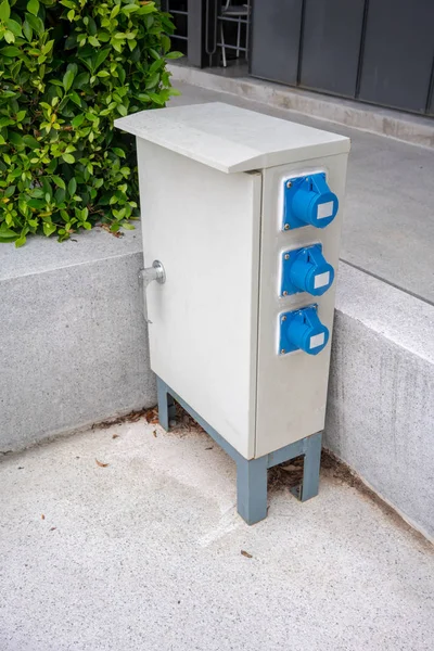 Elektrik kabine patika boyunca köşesinde. Açık güç dolap.