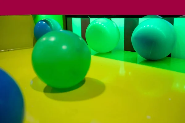 Πλαστική Μπάλα Διάφορα Χρώματα Κίτρινο Φόντο Της Μηχανή Παιχνίδι — Φωτογραφία Αρχείου