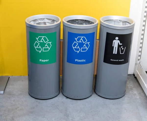 Latas Lixo Cores Diferentes Fila Para Gerenciamento Resíduos Perspectiva Eliminação — Fotografia de Stock