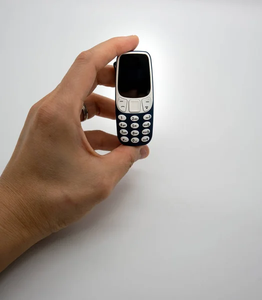 Vrouw Hand Houden Van Wereld Kleinste Mobiele Telefoon Met Het — Stockfoto