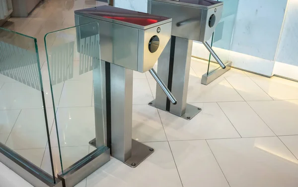 Estação Giratória Segurança Metálica Prata Automática Contra Piso Azulejos Bege — Fotografia de Stock