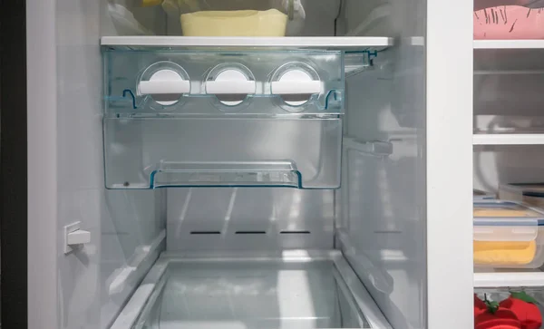 ホワイト サイド サイド アイス メーカー 新しいオープン冷凍庫の製氷皿で引けた — ストック写真