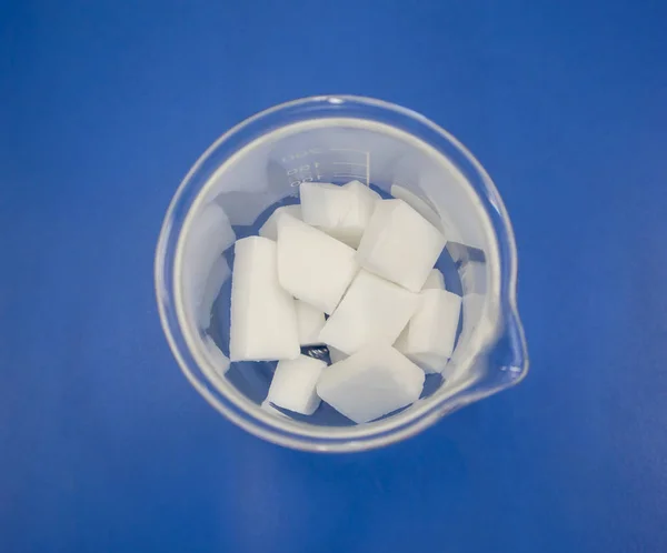 Fehér Kémiai Összetevője Kék Asztali Háttér Tudomány Lab Kísérlet Egyértelműen — Stock Fotó