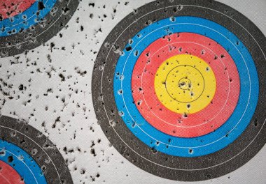 Kaç tane ok çukur sarı, mavi ve kırmızı okçuluk hedefe kadar kapalı.