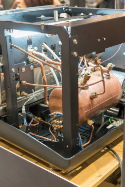 Görüntü için yeni teknoloji ve şeffaf kutusunda otomatik sistem ile ticari kahve makinenin mekanik.