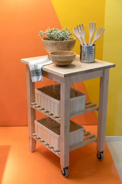 Holzinsel Küchenwagen Für Wohndesign Und Dekoration Gegen Gelbe Wand — Stockfoto