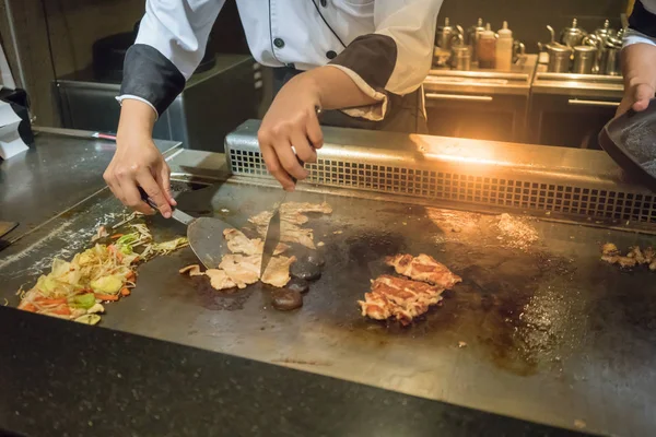 Szakács Főzés Forró Serpenyőben Előtt Vevők Marhahús Steak Keze Tepanyaki — Stock Fotó