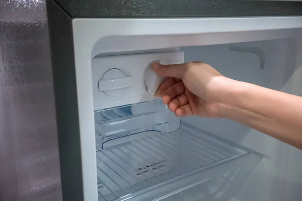 Cerrado Mujer Mano Torsión Hielo Máquina Hielo Nuevo Refrigerador — Foto de Stock