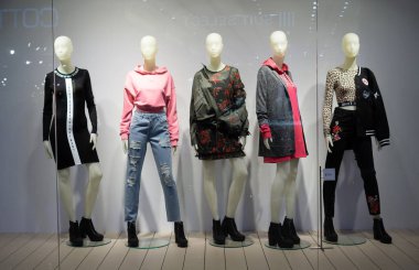 H ve M alışveriş Mega Bangna, Bangkok, Tayland, 30 Ağustos 2017: moda marka Vitrini.