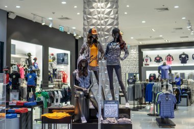 Mega Bangna, Bangkok, Tayland, 30 Ağustos 2017 dükkanında Dosh: moda giyim markası için rahat giyer. Modern yükleme ve iç.