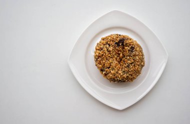 Çikolata un çörek izole beyaz arka plan üzerinde beyaz tabakta kaplı tek yer fıstık.