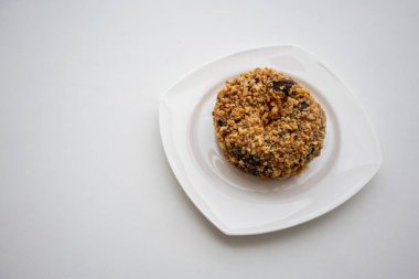 Çikolata un çörek izole beyaz arka plan üzerinde beyaz tabakta kaplı tek yer fıstık.