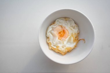 Güzel kızarmış yumurta beyaz kase beyaz arka plan üzerinde izole kapalı. Hastanede hasta için Emanet yemekler servis.