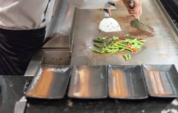 Mão Chef Cozinhar Salada Panela Quente Frente Dos Clientes Bife — Fotografia de Stock