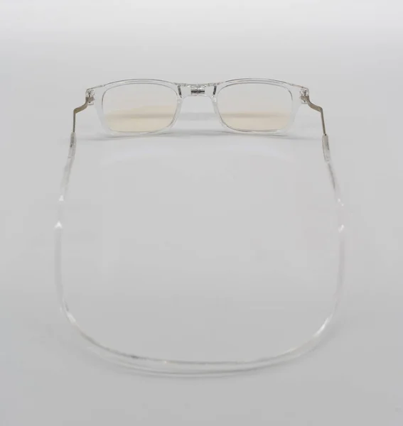 Bir Şeffaf Şeffaf Plastik Göz Giyim Veya Gözlükleri Beyaz Arka — Stok fotoğraf