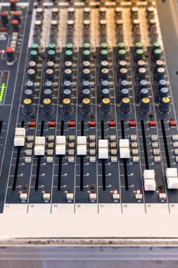 Müzik karıştırıcı ekolayzer konsolunun için mikser kontrol ses cihazı kapatın. Ses teknisyeni ses karıştırıcısı ekolayzer denetimi arka planı için.